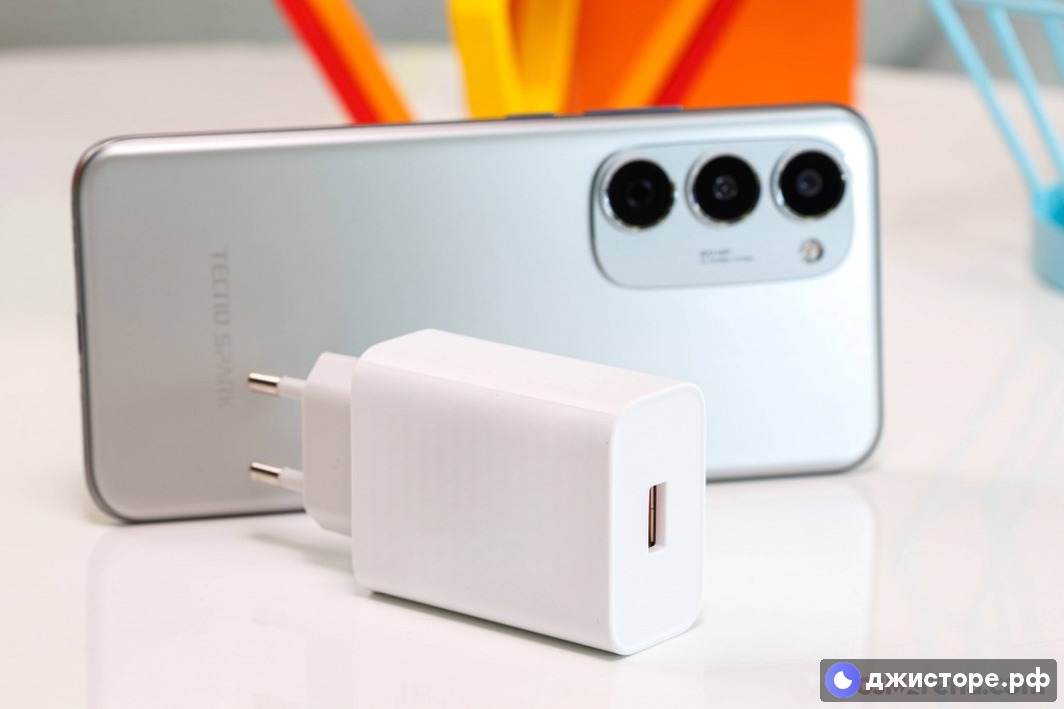 Tecno Spark 40 Pro — фото в использовании 3